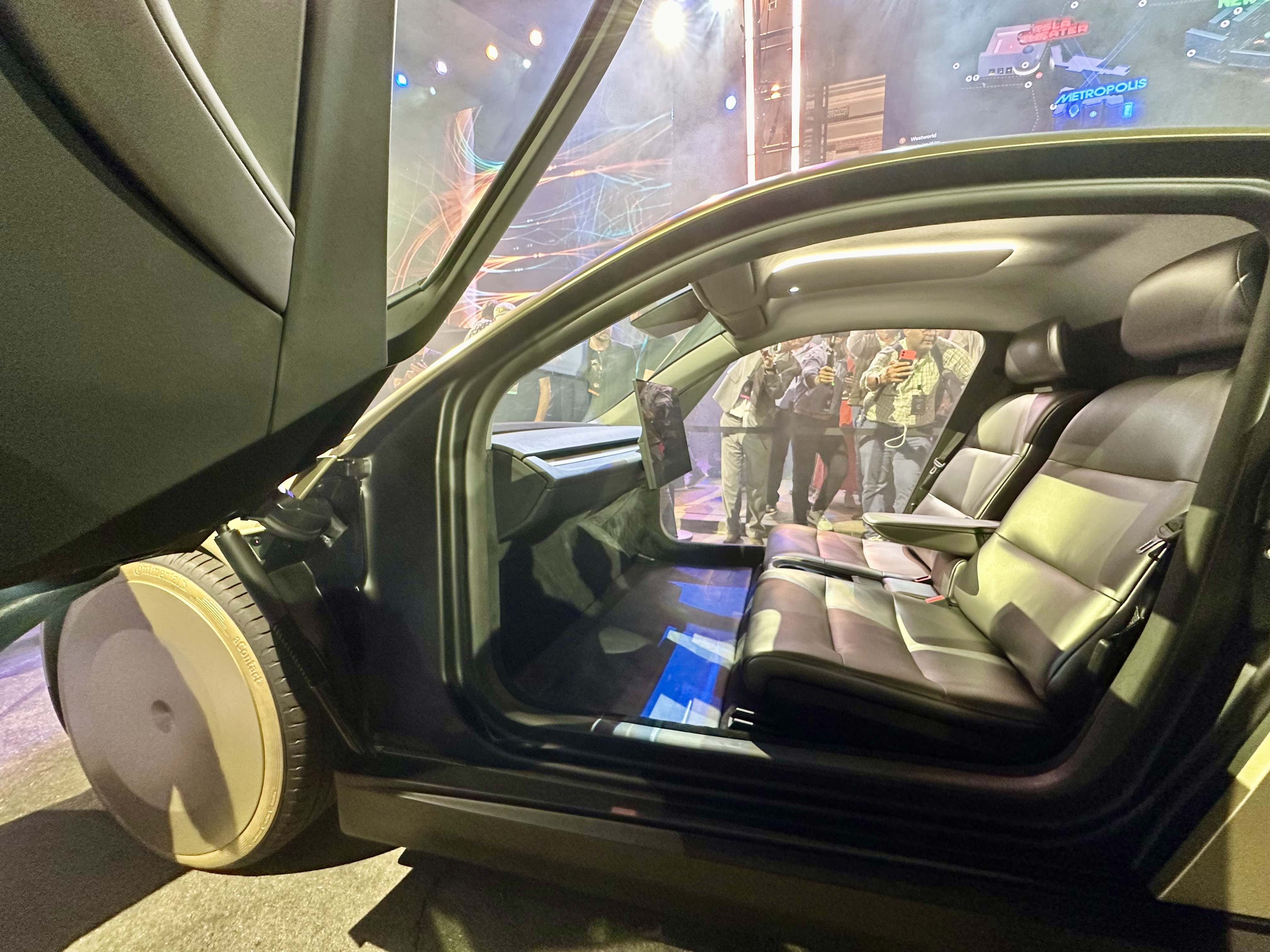 Tesla Cybercab の側面デザイン