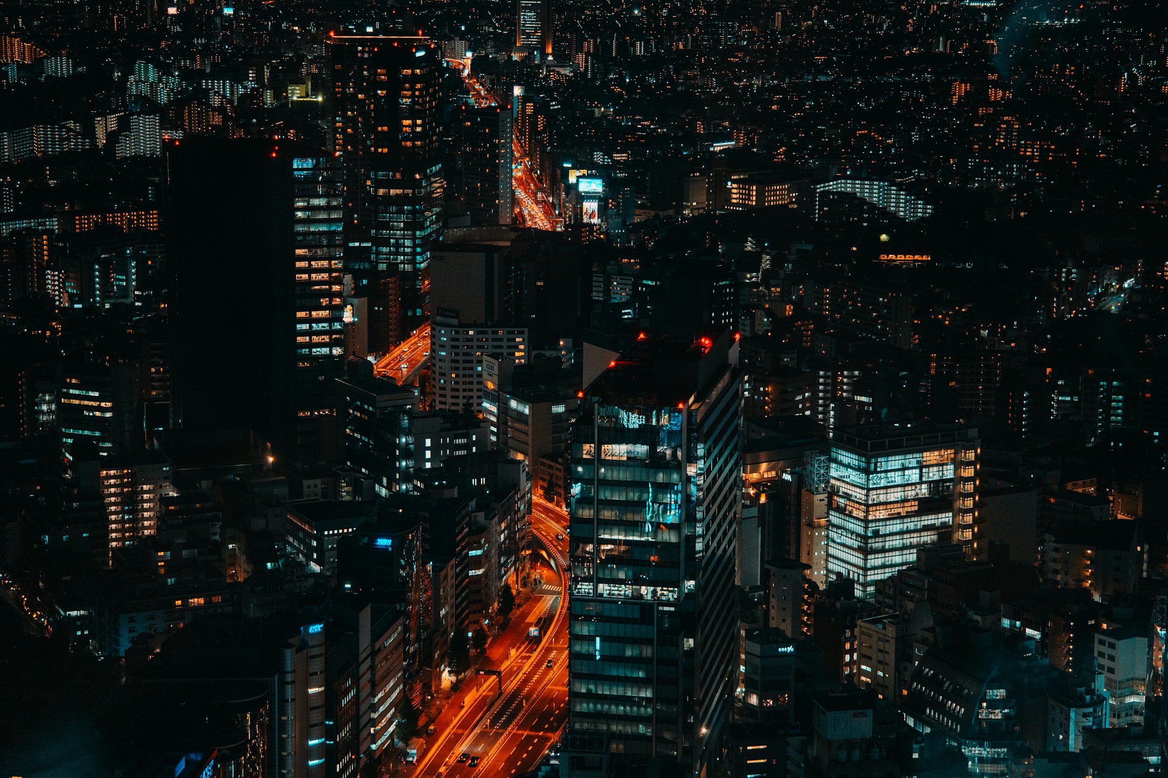 夜の東京の街並み